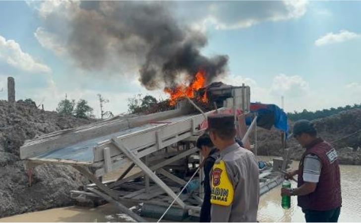 22-Rakit-Tambang-Emas-Ilegal-Dibakar-Polisi-di-Kuansing.jpg