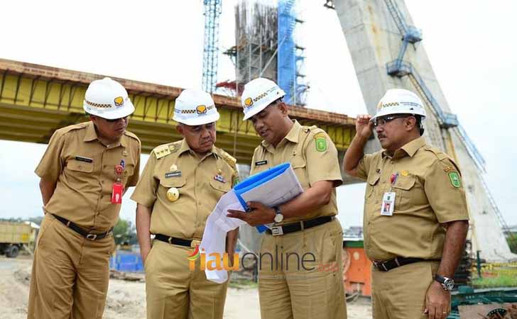 Gubernur Riau Andi Rachman meninjau pembangunna proyek di Riau.