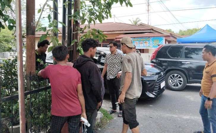 Aidhil-Nur-Putra-Hentikan-Pemasangan-Tiang-Kabel-Fiber-Optik-yang-Meresahkan.jpg