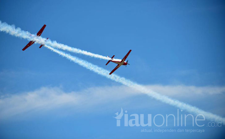 Aksi Aerobatik Jupiter Aerobatic Team (JAT) di Langkawi