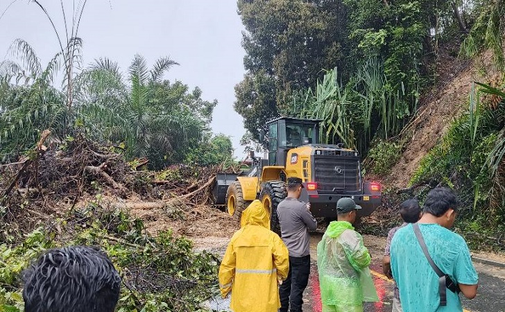 Alat-brat-bersihkan-longsor-di-kuansing.jpg