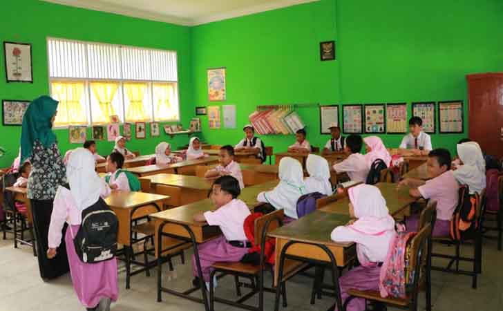 Anak-anak Imigran Belajar di Kelas 