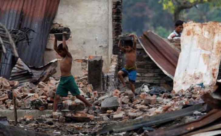 Anak-anak Muslim Rohingnya Bermain di Puing-puing Rumah Mereka 