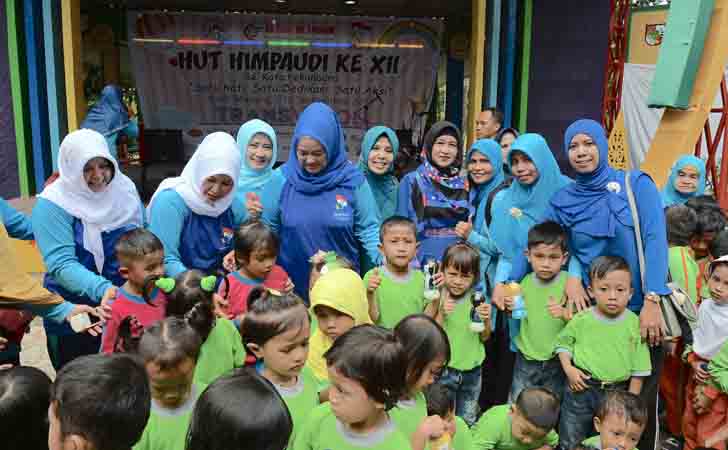 Bunda PAUD Riau dengan Anak-anak PAUD 