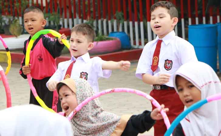 Anak-anak Imigran IKut Upacara Bendera di Sekolah