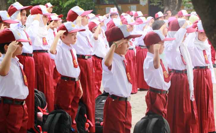 Anak-anak Imigran IKut Upacara Bendera di Sekolah