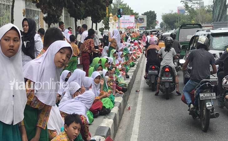 Anak sekolah sambut jokowi