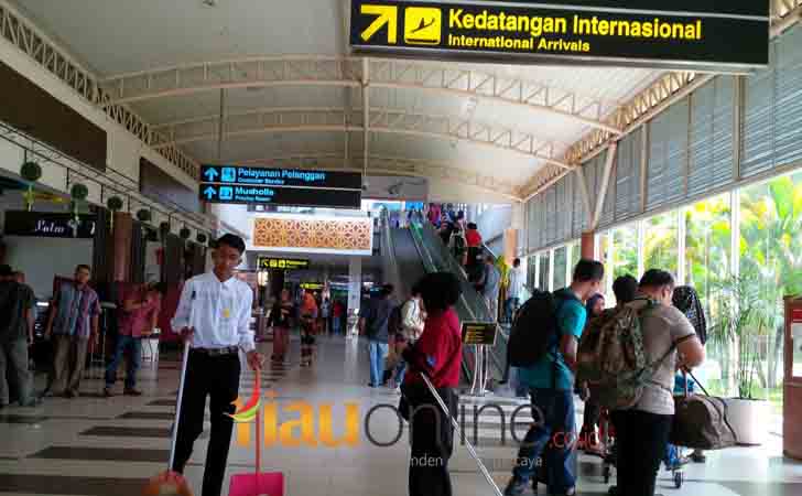 Suasan Arus Mudik 2017 di Bandara Sultan Syarif Kasim II