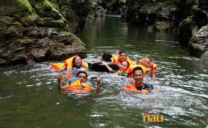 Wisatawan Berenang di Sungai Gulamo, Tanjung Alai, Siumatera  Barat. 