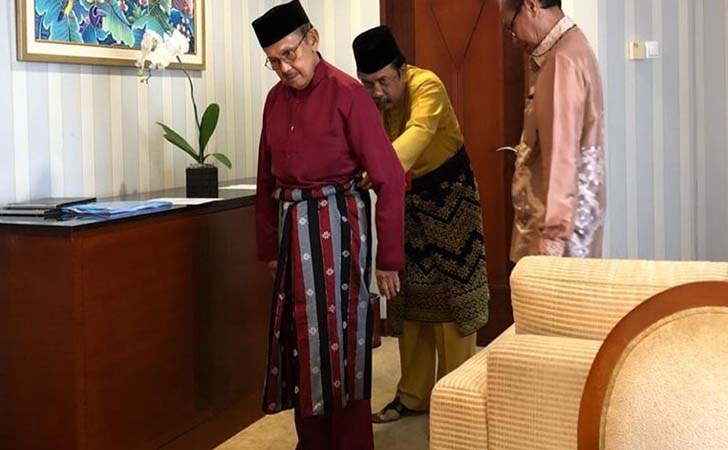 BJ Habibie Kenakan Pakaian Melayu