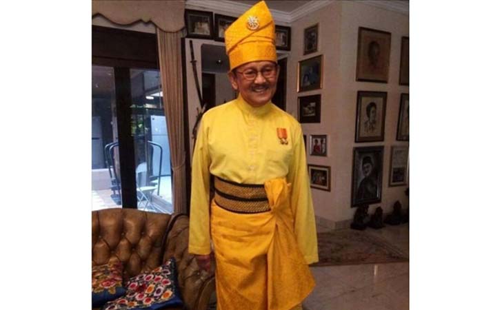 BJ Habibie Kenakan Teluk Belanga