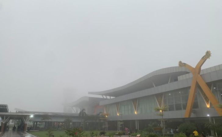 Bandara-SSK-II-diselimuti-kabut-asap2.jpg