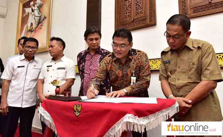 Penyerahan Dana Kemitraan Bank Riau Kepri 