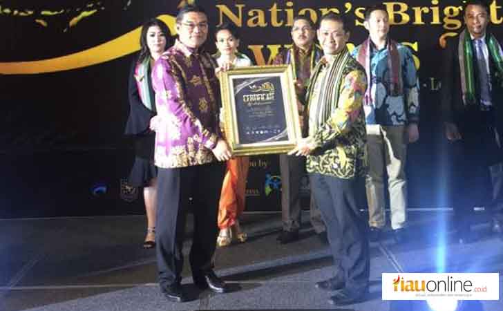 Dirut Bank Riau Kepri Terima Penghargaan 