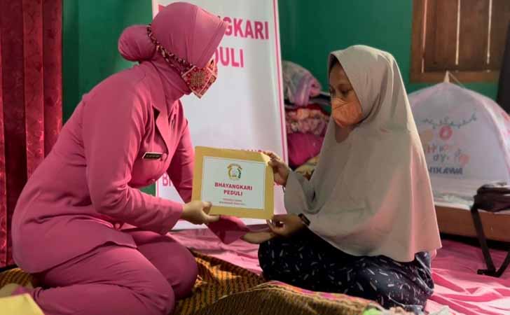 Bantuan-Istri-Kapolda-Riau.jpg