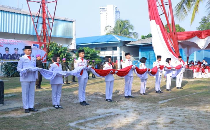 Bendera merah putih di menara rri3