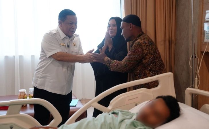 Besuk Korban Pemukulan, Plt Gubri Serahkan Biaya Pengobatan Hingga Bantuan Pendidikan 2