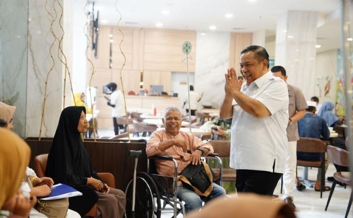 Besuk Korban Pemukulan, Plt Gubri Serahkan Biaya Pengobatan Hingga Bantuan Pendidikan 3