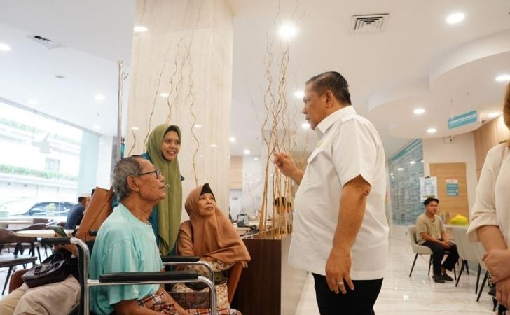 Besuk Korban Pemukulan, Plt Gubri Serahkan Biaya Pengobatan Hingga Bantuan Pendidikan 5