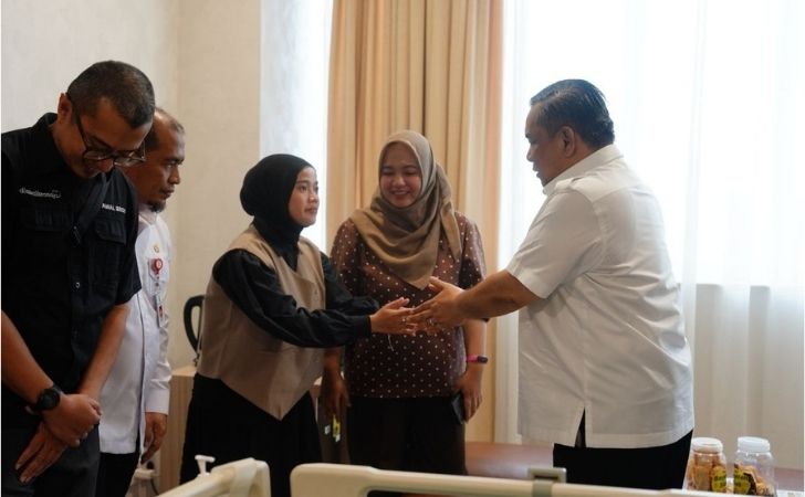 Besuk Korban Pemukulan, Plt Gubri Serahkan Biaya Pengobatan Hingga Bantuan Pendidikan 6