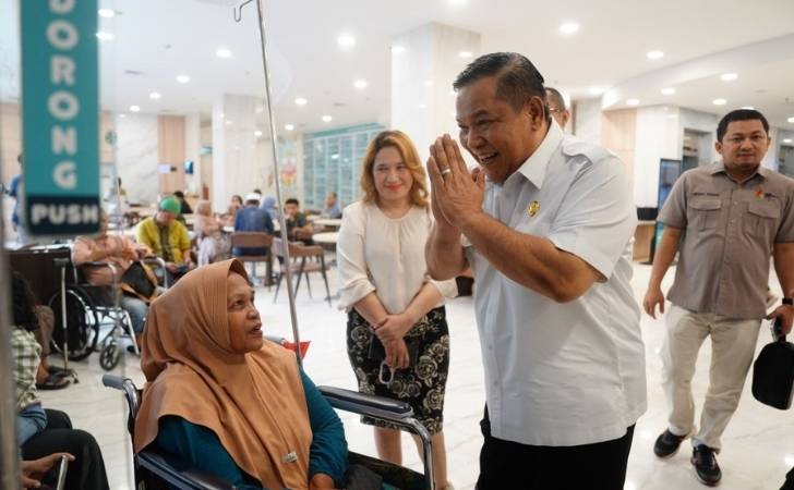 Besuk Korban Pemukulan, Plt Gubri Serahkan Biaya Pengobatan Hingga Bantuan Pendidikan 7