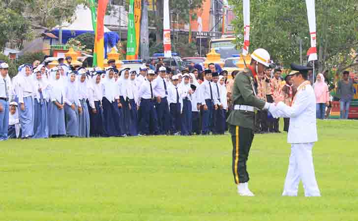 Bupati Siak, Syamsuar Salami Komandan Upacara