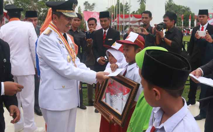 Berikan Penghargaan Pelajar Berprestasi