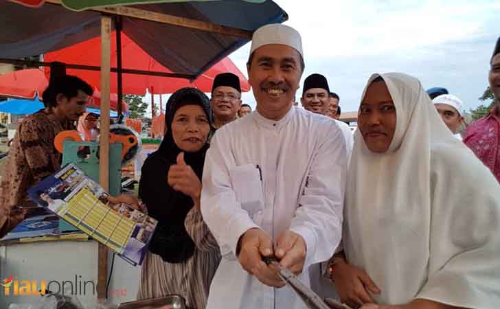 Bupati Siak Syamsuar Merakyat Warga Swafoto dengan Bupati Siak, Syamsuar