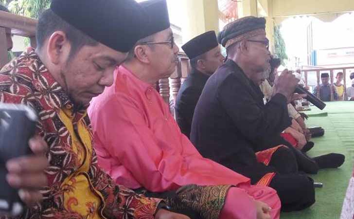 Bupati Siak Makan Lontong Serap Aspirasi Pedagang dan Warga 