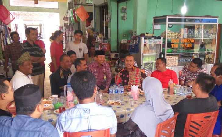 Bupati Siak Syamsuar Makan Lontong dengan Warga dan Pedagang