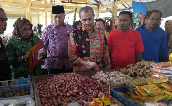 Bupati Siak Syamsuar Melihat Harga Bawang Merah 