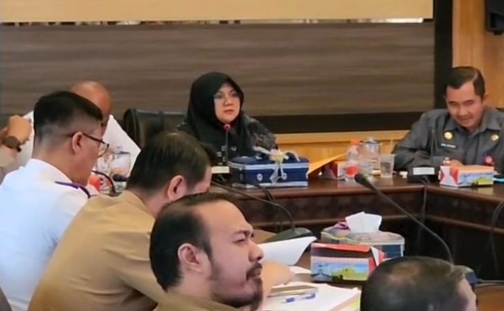 Bupati-Siak-terpilih-Afni-Z-pimpin-rapat.jpg