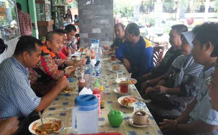 Bupati Siak Sarapan pagi bersama warga dan pedagang