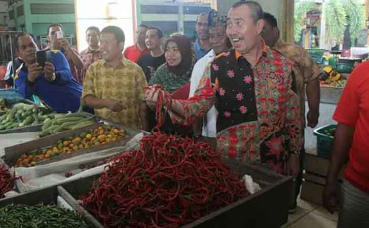 Bupati Siak Syamsuar mengecek harga cabai merah 