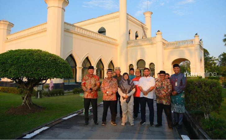 Bupati-afni-di-istana-siak.jpg