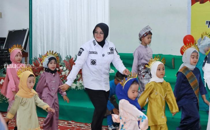 Bupati-siak-afni-menari.jpg
