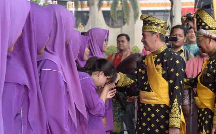 Cium Tangan Gubernur Riau