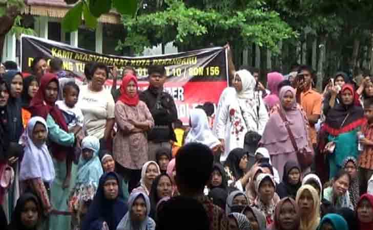 Demo Wali Murid Tolak Merger