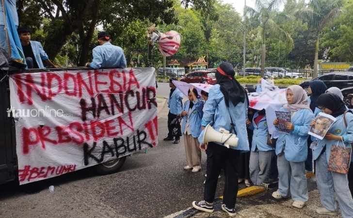 Demo-mahasiswa-unri-di-dprd-riau.jpg