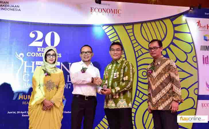 Dirut Bank Riau Kepri, Irvandi Gustari, Terima Penghargaan 