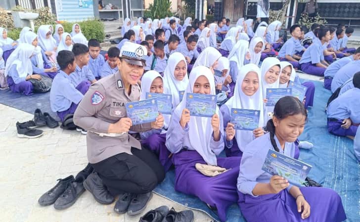 Ditlantas-Polda-Riau-Police-Go-to-School.jpg