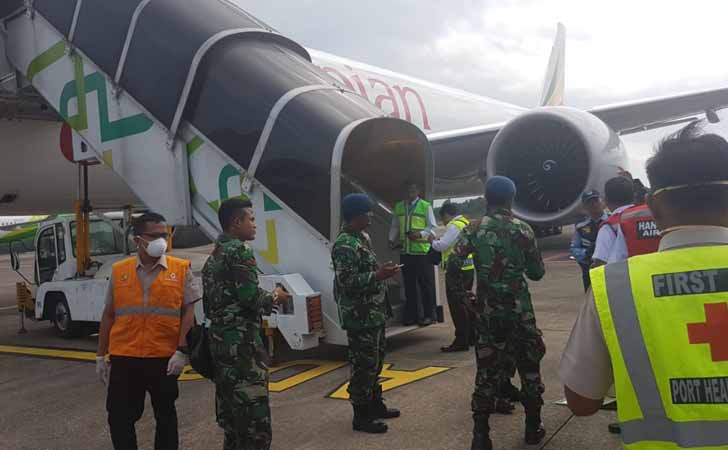 Kru Ethiopian Ari Turun dari Pesawat 