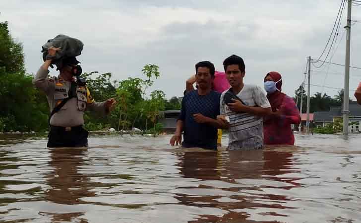 Evakuasi Warga Perumahan