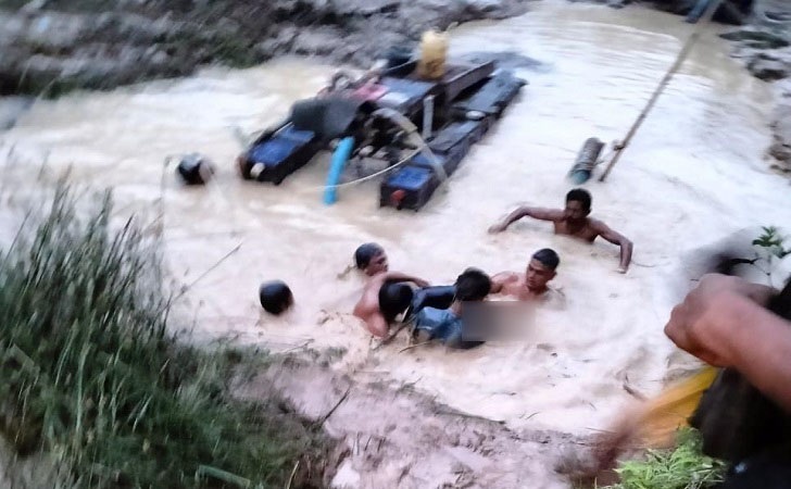 Evakuasi-pekerja-tambang-tewas.jpg