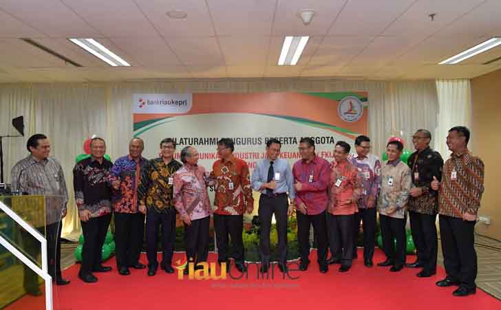 FKIJK Riau Silaturahmi dengan Kepala OJK Riau 