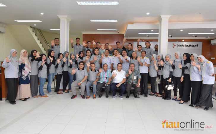 Dirut Bank Riau Kepri, Irvandi Gustari Dirut Bank Riau Kepri Irvandi Gustari Berfoto Bersama