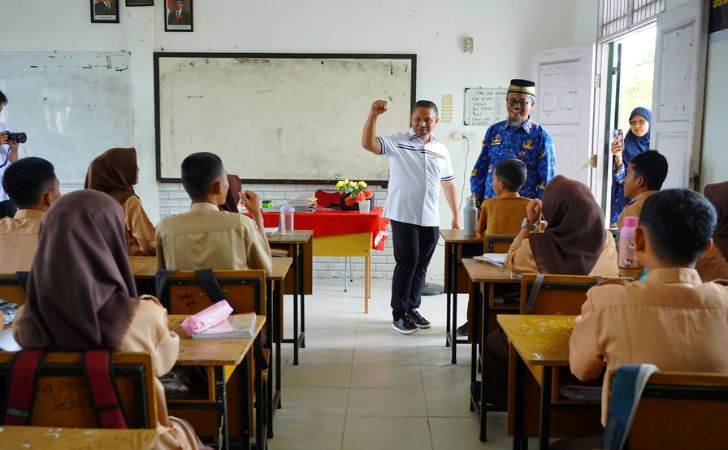 Gubernur Riau Tegaskan Komitmen Dukungan pada Program MBG di Sekolah 3