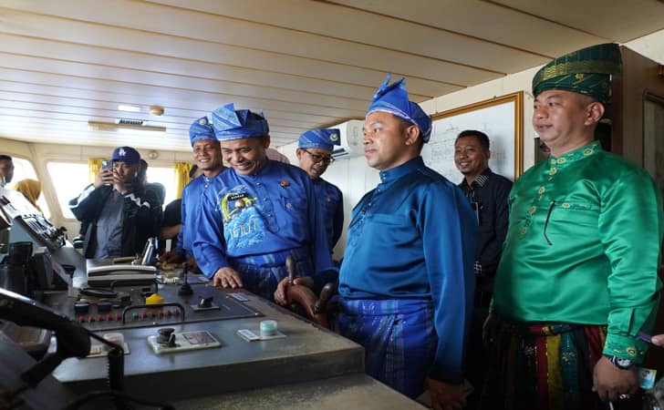 Gubernur-Riau-di-kapal-roro2.jpg