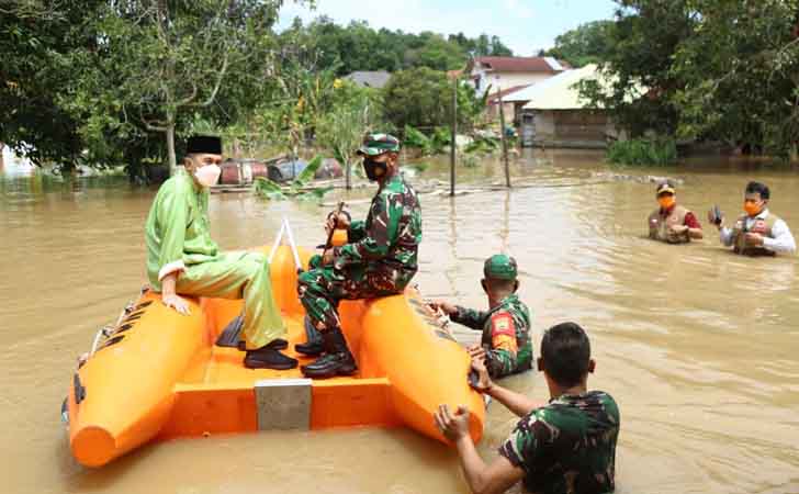 Gubernur Tinjau Banjir