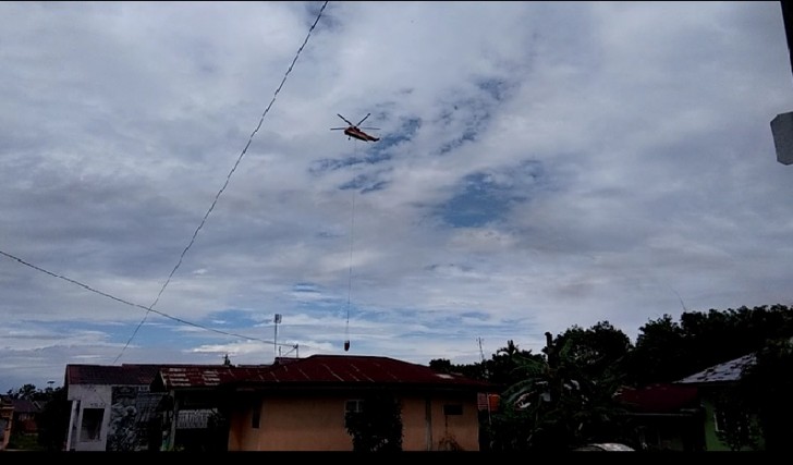 Heli BNPB Heli BNPB Ambil Air di Sungai Sail